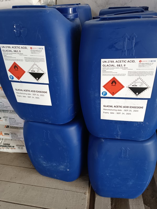 Bảo quản CH3COOH ở nơi khô ráo, thoáng mát, tách biệt khỏi các chất không tương thích và xa nguồn nhiệt