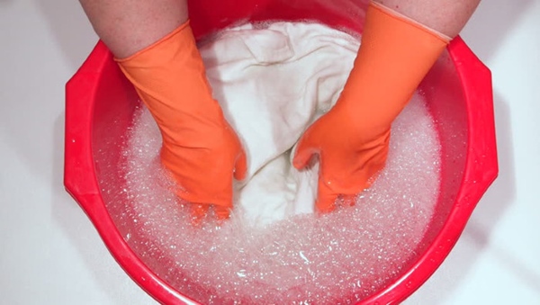 Đeo găng tay để đảm bảo an toàn khi tiếp xúc Javen NaOCl 10 -12%