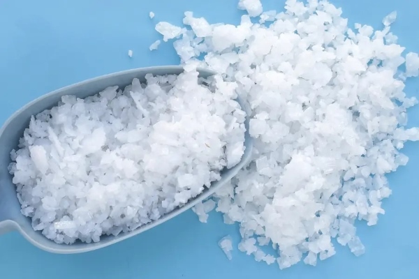 Xút vảy NaOH 99% tinh khiết tồn tại dạng rắn, có màu trắng