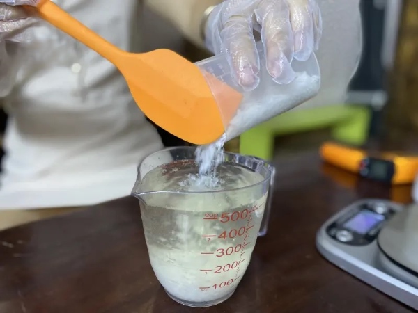 Khi sử dụng NaOH hãy nhớ luôn đổ xút vào nước, không đổ nước vào xút để tránh bắn nhiệt