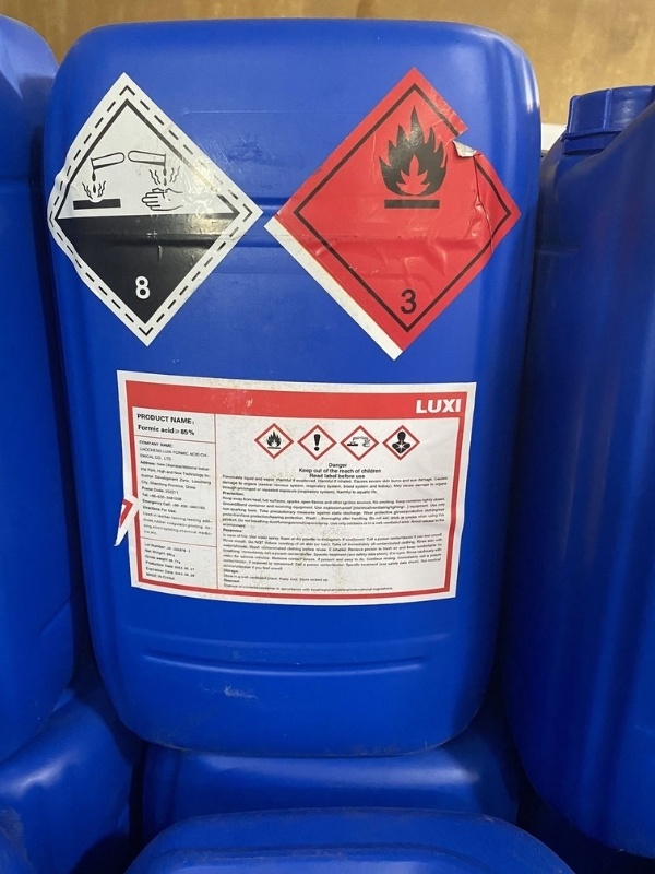 Hóa chất Acid Formic (HCOOH) 85% ở nồng độ này Axit Formic là một chất lỏng không màu, có mùi hăng và tính axit yếu